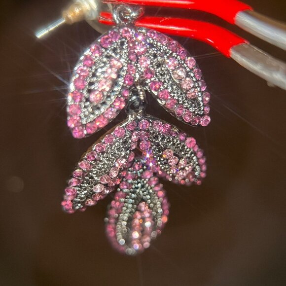 Rhinestones Leaf Design Earrings - Picture 3 of 6